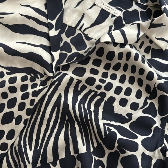Equipment Shirt Womens Blue 100% Silk Adalyn V-Neck Animal Print XS - Picture 6 of 7